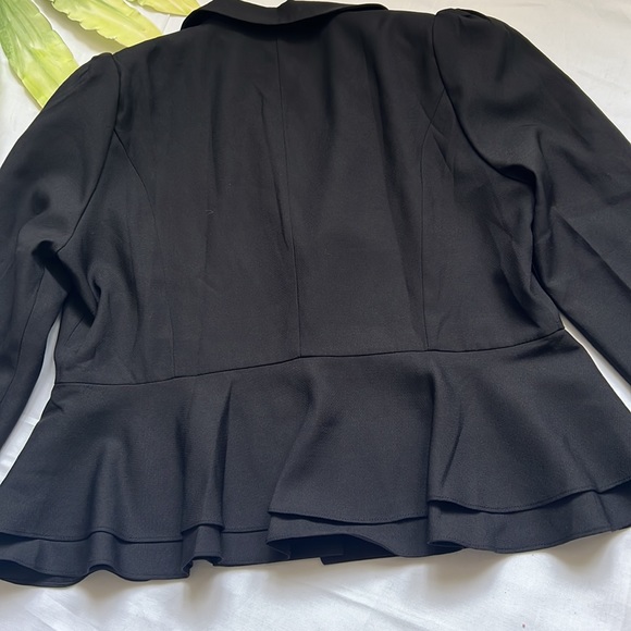 ⭐️Long Sleeve Ruffle Hem One Button Blazer⭐️ - Picture 10 of 10